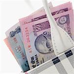 Nahaufnahme der indische Banknoten verschiedener Denominationen in einer Tasche