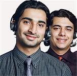 Porträt von zwei männlichen Kundendienstmitarbeiter lächelnd