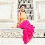 Portrait d'une jeune femme assise dans un mausolée, Taj Mahal, Agra, Uttar Pradesh, Inde