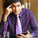 Portrait d'un homme d'affaires assis dans un restaurant et souriant