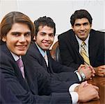 Portrait de trois hommes d'affaires souriant