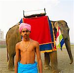 Portrait d'un jeune homme debout devant un éléphant, Taj Mahal, Agra, Uttar Pradesh, Inde
