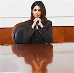 Portrait d'une femme d'affaires assis dans une salle de conférence
