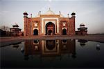 Réflexion d'un mausolée dans l'eau, Taj Mahal, Agra, Uttar Pradesh, Inde