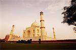 Vue d'angle faible d'un mausolée, Taj Mahal, Agra, Uttar Pradesh, Inde