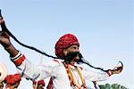 Faible angle vue d'un homme d'âge mûr tenant ses moustaches, Festival de l'éléphant, Jaipur, Rajasthan, Inde