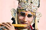 Porträt der Performerin hält eine Flöte, Elephant Festival, Jaipur, Rajasthan, Indien