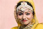 Porträt einer weiblichen Darsteller Lächeln, Jaipur, Rajasthan, Indien