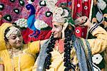 Nahaufnahme der beiden Darsteller tanzen, Elephant Festival, Jaipur, Rajasthan, Indien