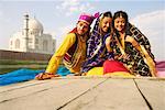 Junger Mann und zwei junge Frauen sitzen in einem Boot, Taj Mahal, Agra, Uttar Pradesh, Indien