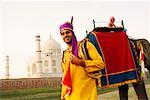 Portrait d'un jeune homme debout sur la berge, Taj Mahal, Agra, Uttar Pradesh, Inde