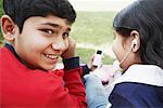 Portrait d'un garçon et sa sœur à l'écoute d'un lecteur MP3