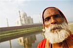 Portrait d'un prêtre debout sur la berge, Taj Mahal, Agra, Uttar Pradesh, Inde