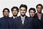Portrait de cinq hommes d'affaires souriant