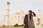 Jeune couple debout devant un mausolée, Taj Mahal, Agra, Uttar Pradesh, Inde