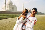 Portrait de deux jeunes hommes sur la berge, Taj Mahal, Agra, Uttar Pradesh, Inde