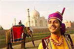 Gros plan d'un jeune homme debout à la berge, Taj Mahal, Agra, Uttar Pradesh, Inde