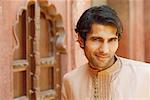 Portrait d'un jeune homme souriant, Fort d'Agra, Agra, Uttar Pradesh, Inde