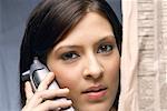 Gros plan d'une femme d'affaires parlant sur un téléphone sans fil