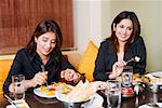 Gros plan des deux femmes d'affaires, manger dans un restaurant