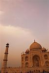 Vue d'angle faible d'un mausolée, Taj Mahal, Agra, Uttar Pradesh, Inde