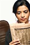 Gros plan d'une femme lisant un journal