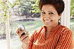 Portrait d'une femme d'âge mûr tenant un téléphone mobile