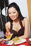 Portrait d'une jeune femme à manger dans un restaurant