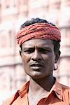 Portrait d'un jeune homme devant un palace, Hawa Mahal, Jaipur, Rajasthan, Inde