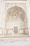 Jeune femme debout dans un mausolée, Taj Mahal, Agra, Uttar Pradesh, Inde