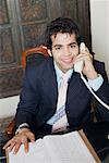 Portrait d'un homme d'affaires parlant au téléphone