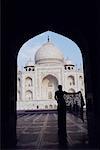Silhouette d'une femme debout devant un mausolée, Taj Mahal, Agra, Uttar Pradesh, Inde