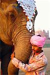 Profil de côté d'un jeune homme tenant une trompe d'éléphant