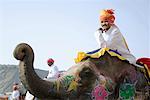 Porträt eines Mitte Erwachsenen Mannes Reiten ein Elefant, Elephant Festival, Jaipur, Rajasthan, Indien