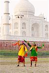 Zwei junge Männer tanzen vor einem Mausoleum, Taj Mahal, Agra, Uttar Pradesh, Indien