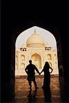 Silhouette d'un couple debout devant un mausolée, Taj Mahal, Agra, Uttar Pradesh, Inde