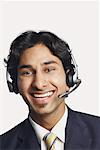 Porträt von einem männlichen Kundendienstmitarbeiter lächelnd