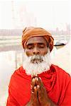 Nahaufnahme eines Priesters im Gebet Stellung der Flussufer, Taj Mahal, Agra, Uttar Pradesh, Indien