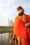 Flachwinkelansicht eines Priesters stehen am Flussufer, Taj Mahal, Agra, Uttar Pradesh, Indien