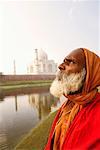 Gros plan d'un prêtre debout sur la berge et le Levant, Taj Mahal, Agra, Uttar Pradesh, Inde