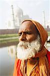 Nahaufnahme eines Priesters, stehend auf dem Flussufer, Taj Mahal, Agra, Uttar Pradesh, Indien