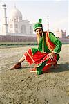 Portrait d'un jeune homme accroupi sur la berge, Taj Mahal, Agra, Uttar Pradesh, Inde