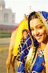 Porträt einer jungen Frau lächelnd Taj Mahal, Agra, Uttar Pradesh, Indien