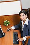 Portrait d'une femme d'affaires travaillant sur un ordinateur