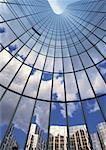 Frankreich, Paris, Glas Fassade des Hochhauses, reflektieren Himmel und Gebäude, Flachwinkelansicht