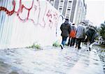 Gruppe von Jugendlichen, die zu Fuß in Straße, Rückansicht