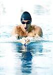 Brasse de natation athlète masculin, gros plan