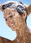 Femme shampooing cheveux, les yeux fermés, gros plan
