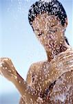 Femme bras de lavage dans la douche