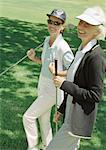 Deux femmes avec des clubs de golf, mûres portrait